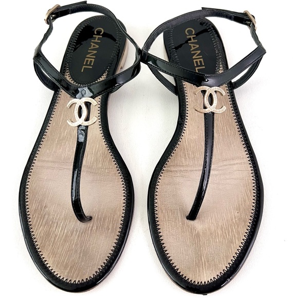 CHANEL | Black Patent Leather Gold CC Logo Flat Thong Sandals 40C Wide - Picture 1 of 13
